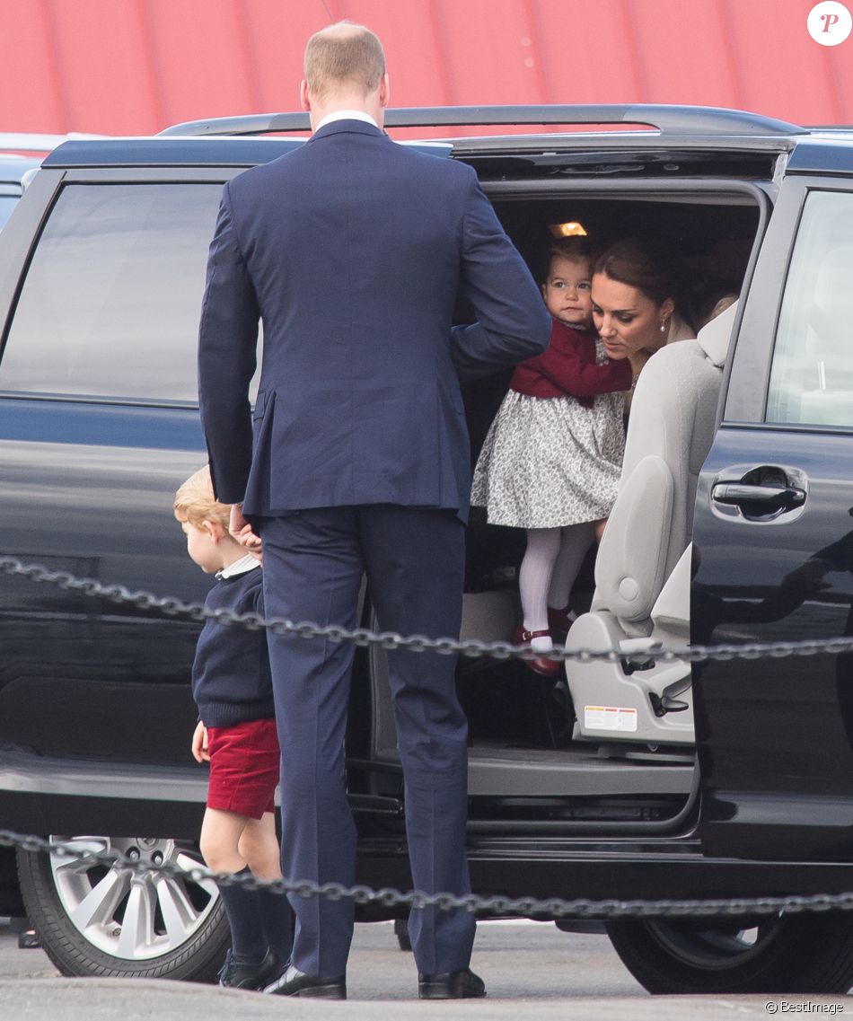 Le prince William, Kate Middleton, le prince George et la princesse Charlotte de Cambridge ont dit au revoir au Canada le 1er octobre 2016 après leur tournée royale de huit jours, embarquant à bord d'un hydravion au Harbour Airport de Victoria.