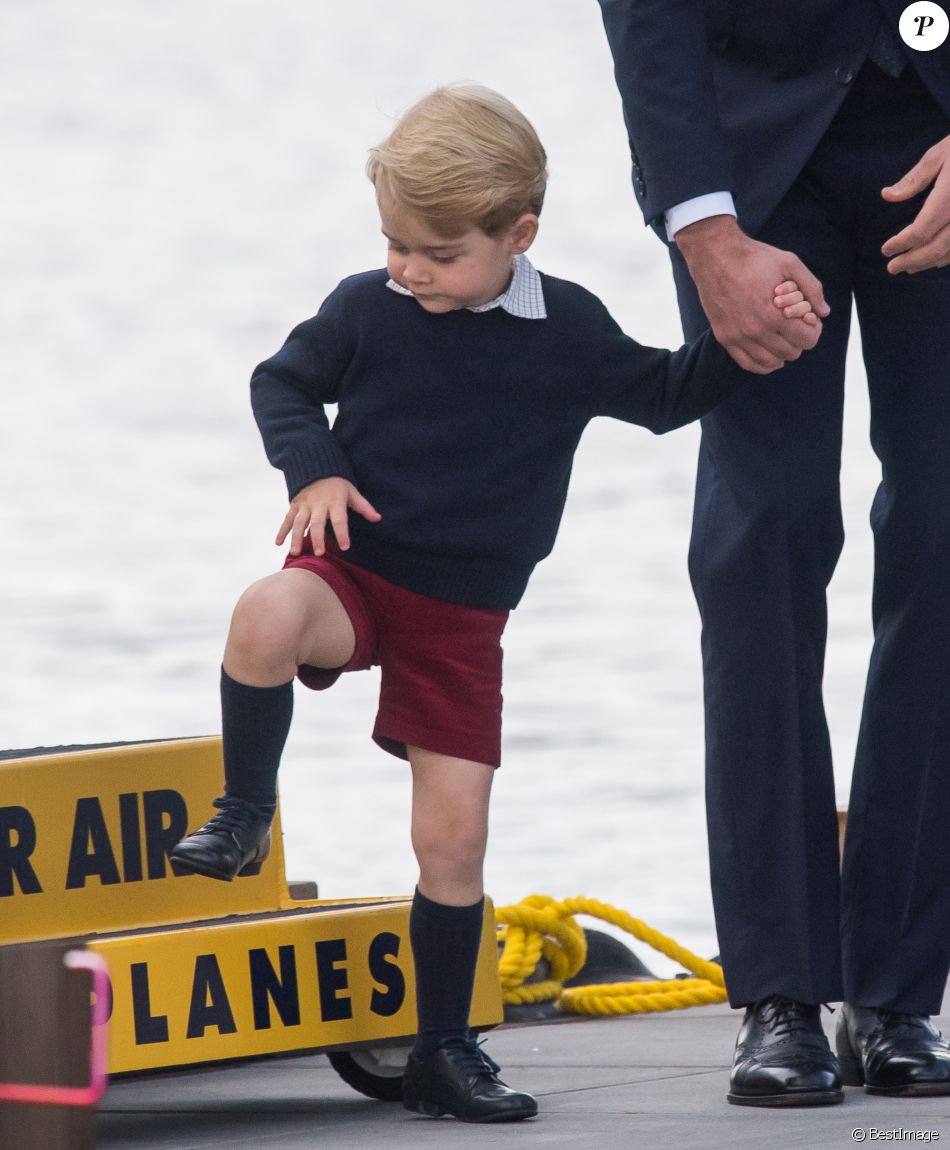 Le prince William, Kate Middleton, le prince George et la princesse Charlotte de Cambridge ont dit au revoir au Canada le 1er octobre 2016 après leur tournée royale de huit jours, embarquant à bord d'un hydravion au Harbour Airport de Victoria.