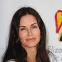 VIDEO : Courteney Cox, un médecin avec qui on rêve de jouer au docteur. Regardez...