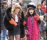 America Ferrera (Betty) et Becki Newton (Amanda) sur le tournage d'Ugly Betty