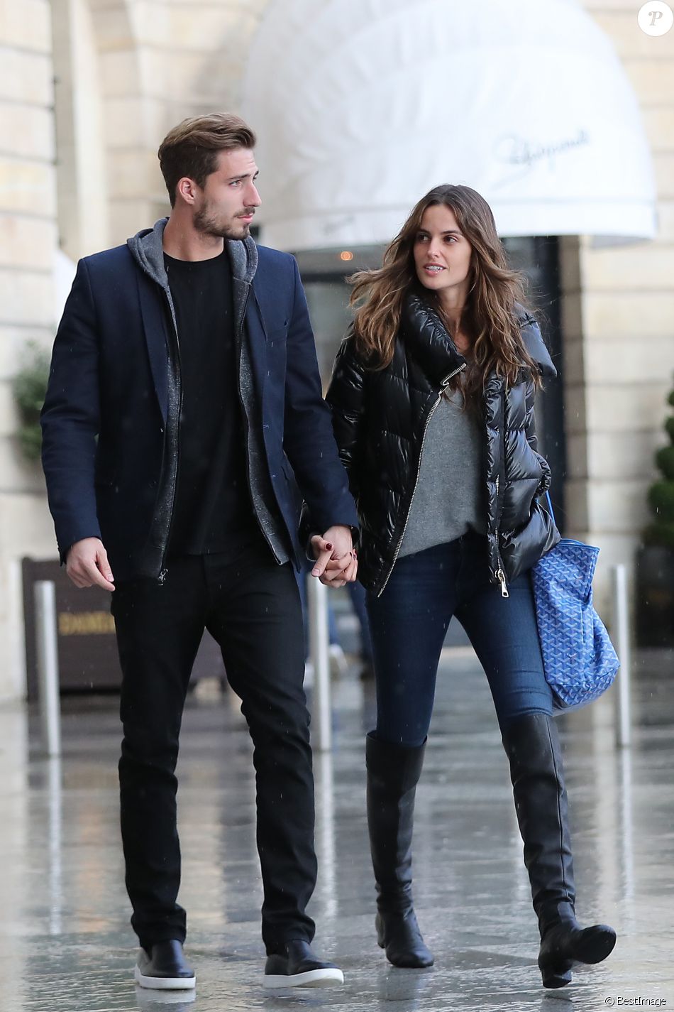 Kevin Trapp et Izabel Goulart se promenant en amoureux place Vendôme, où ils sont entrés dans la boutique du joaillier Damiani, le 21 octobre 2016 à Paris.