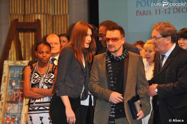 Carla Bruni et Bono à la cérémonie des récompenses du 9e sommet mondial des prrix Nobel de la Paix, le 12/12/08
