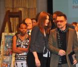 Carla Bruni et Bono à la cérémonie des récompenses du 9e sommet mondial des prrix Nobel de la Paix, le 12/12/08