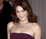 Carla Bruni lors de son voyage en Angleterre moulée dans une robe Dior