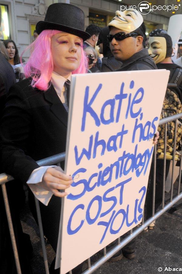 Les anti-scientologues contre Katie Holmes