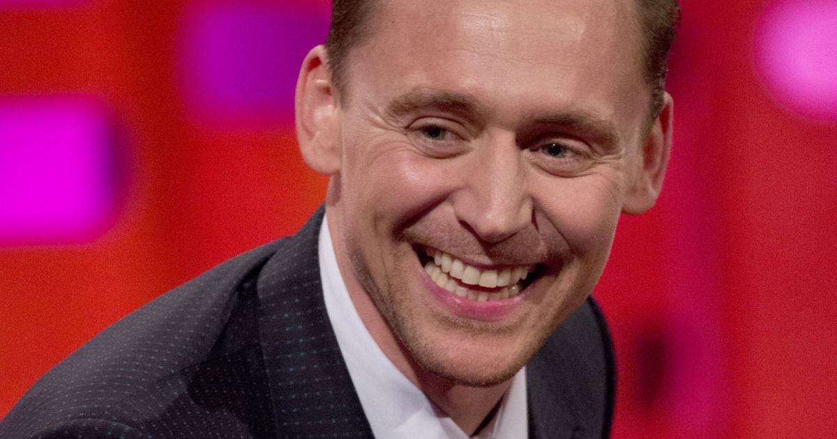 Tom Hiddleston : Comment il s'est retrouvé à uriner sur Tom Hollander... - Pure People