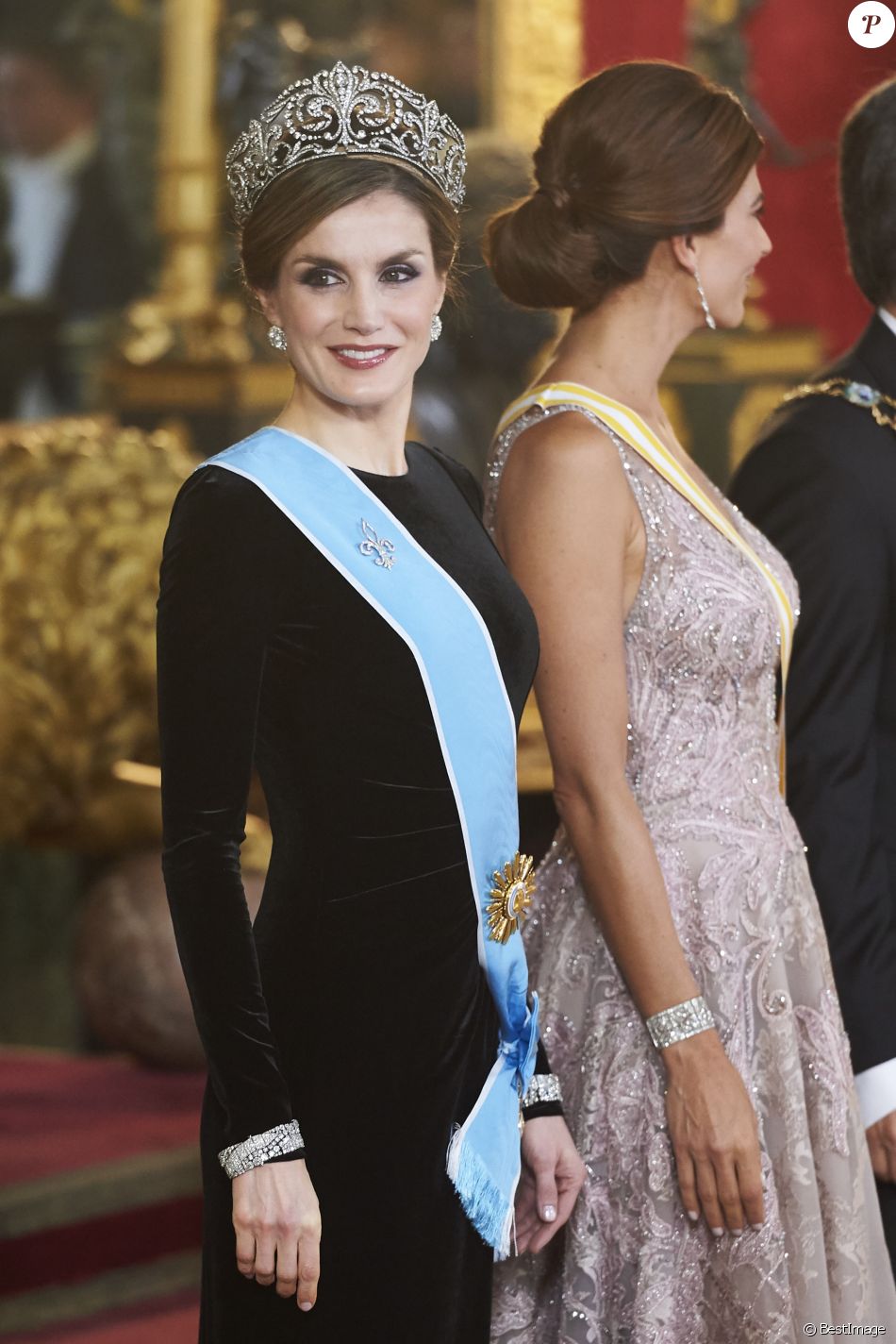 VISITA DE ESTADO DE ARGENTINA A ESPAÑA - Página 17 3084299-letizia-d-espagne-portant-pour-la-premi-950x0-2