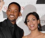  Rosario Dawson, seule face à l'objectif puis en compagnie de Will Smith pour l'avant-première de Seven pounds, dans une robe parme signée Sonia Rykiel. 
   