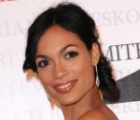  Rosario Dawson, seule face à l'objectif puis en compagnie de Will Smith pour l'avant-première parisienne, le 5 janvier 2009, de Seven pounds, dans une robe parme signée Sonia Rykiel. 
   