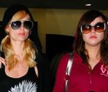 Paris Hilton et sa meilleure amie Brittany Flickinger, à l'aéroport de Los Angeles, le 6 janvier 2009, reviennent d'une virée de shopping à Sidney.