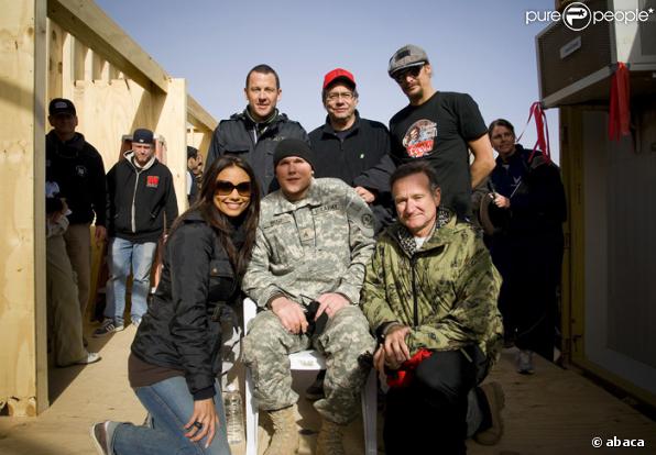 L.Armstrong, Miss America, R.Williams, Kid Rock et L.Black entourent un soldat blessé