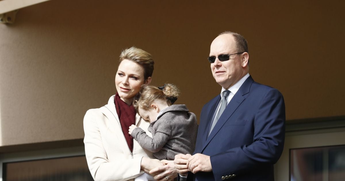 Charlene et Albert de Monaco: Gabriella, leur petit ange, blottie ... - Pure People