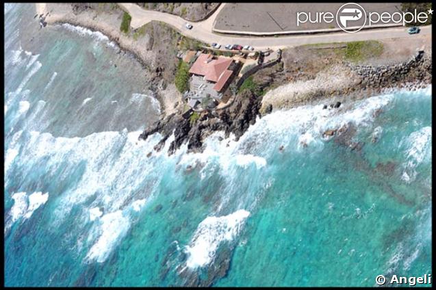 Survol de l'île de Saint-Barthélémy, où Yves Rénier et sa petite famille passent leurs vacances.
