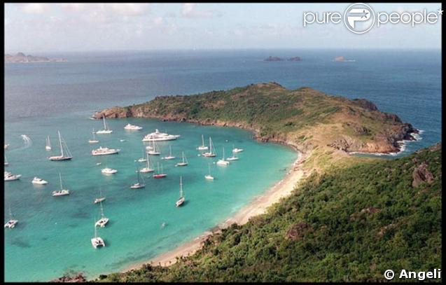 Survol de l'île de Saint-Barthélémy, où Yves Rénier et sa petite famille passent leurs vacances.