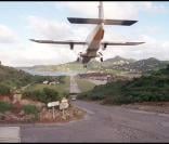 Aéroport de l'île de Saint-Barthélémy, où Yves Rénier et sa petite famille passent leurs vacances.