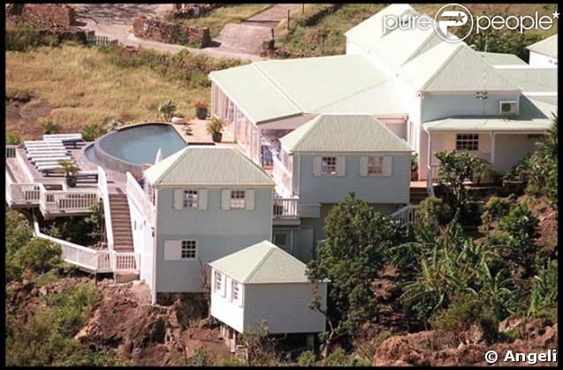 Survol de l'île de Saint-Barthélémy, où Yves Rénier et sa petite famille passent leurs vacances.