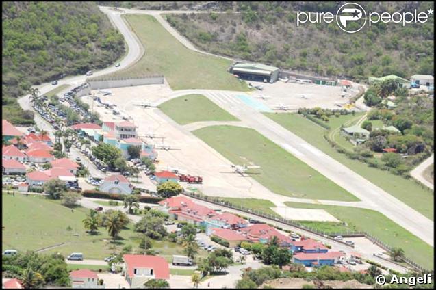 Aéroport de l'île de Saint-Barthélémy, où Yves Rénier et sa petite famille passent leurs vacances.