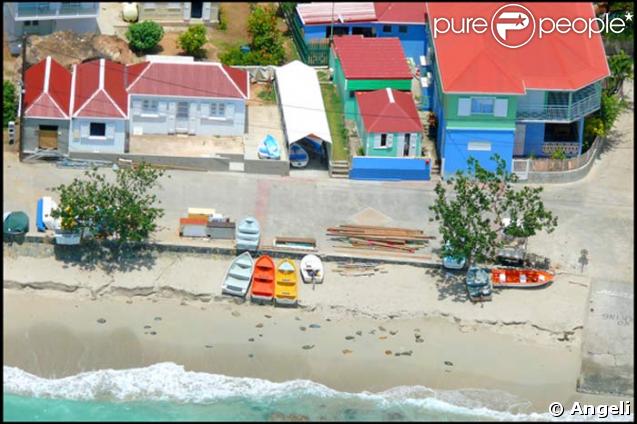 Survol de l'île de Saint-Barthélémy, où Yves Rénier et sa petite famille passent leurs vacances.
