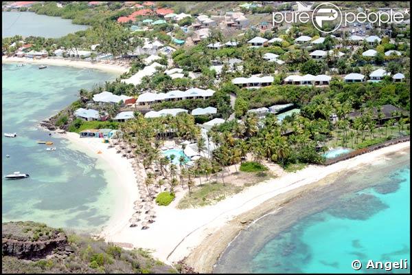 Survol de l'île de Saint-Barthélémy, où Yves Rénier et sa petite famille passent leurs vacances.