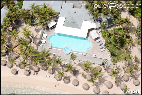Survol de l'île de Saint-Barthélémy, où Yves Rénier et sa petite famille passent leurs vacances.