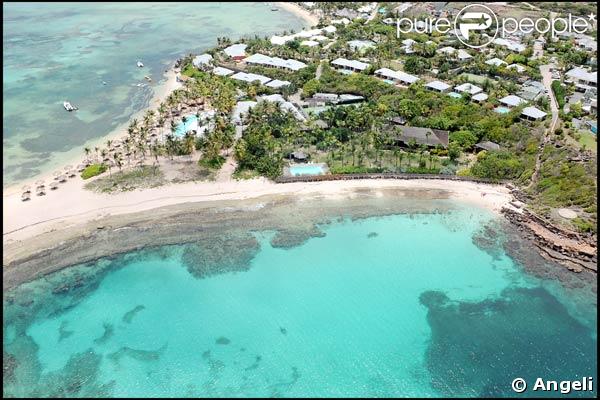 Survol de l'île de Saint-Barthélémy, où Yves Rénier et sa petite famille passent leurs vacances.