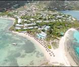 Survol de l'île de Saint-Barthélémy, où Yves Rénier et sa petite famille passent leurs vacances.