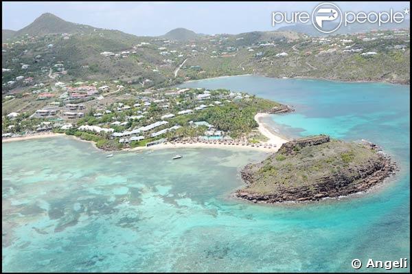 Survol de l'île de Saint-Barthélémy, où Yves Rénier et sa petite famille passent leurs vacances.