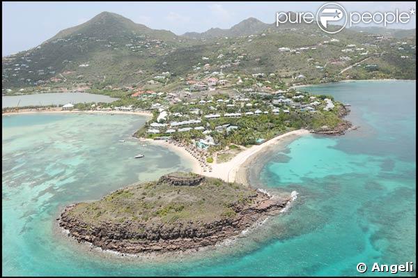 Survol de l'île de Saint-Barthélémy, où Yves Rénier et sa petite famille passent leurs vacances.