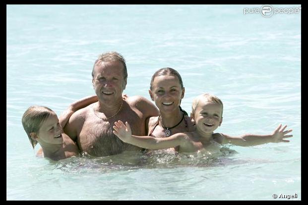 Yves Rénier et sa petite famille passent leurs vacances à Saint-Barthélémy.