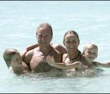 Yves Rénier et sa petite famille passent leurs vacances à Saint-Barthélémy.