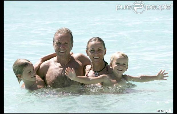 Yves Rénier et sa petite famille passent leurs vacances à Saint-Barthélémy.