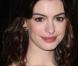 Quand Anne Hathaway se jette sur son amoureux... et l'embrasse à pleine bouche !