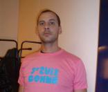 Fred Testot porte le T-shirt 