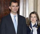 Letizia d'Espagne et Felipe entouré des acteurs locaux de la protection de l'enfance 
