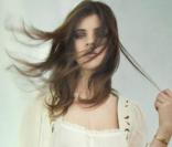 Julia Restoin Roitfeld confirme ses premiers pas dans la mode en tant que mannequin. Elle est...au top !