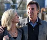 Olivia Newton-John et son mari en visite à l'hôpital de Cambridge