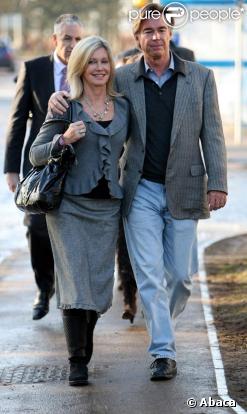 Olivia Newton-John et son mari en visite à l'hôpital de Cambridge