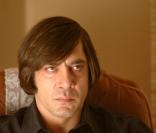 La coupe de Javier Bardem fait peur, très peur, dans l'excellent  No Country For Old Men  (2008). Son personnage de diabolique serial killer est accentué par sa coupe de cheveux tout simplement horrible ! Pas facile au quotidien ! 