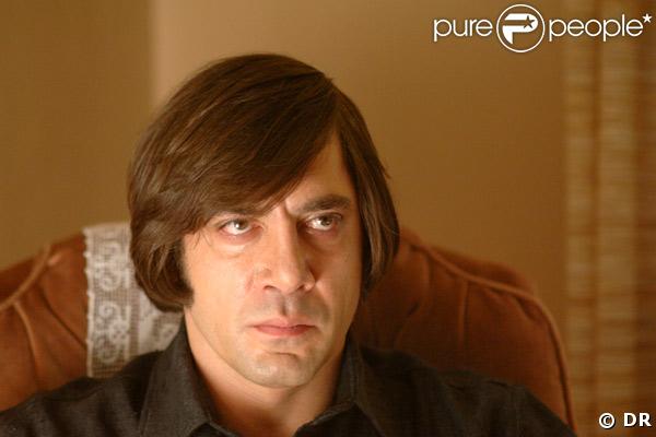 La coupe de Javier Bardem fait peur, très peur, dans l'excellent  No Country For Old Men  (2008). Son personnage de diabolique serial killer est accentué par sa coupe de cheveux tout simplement horrible ! Pas facile au quotidien ! 