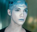 Alors pour son film Immortel (2004), Linda Hardy a osé faire disparaître sa magnifique chevelure pour adopter la boule à zéro. Chapeau ! 