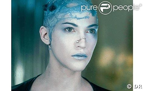 Alors pour son film Immortel (2004), Linda Hardy a osé faire disparaître sa magnifique chevelure pour adopter la boule à zéro. Chapeau ! 