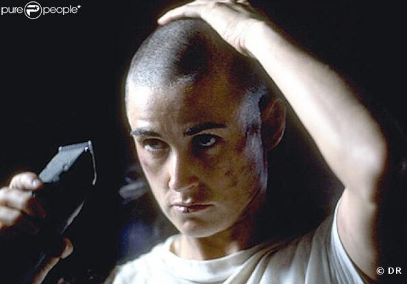 Tout le monde étant logé à la même enseigne à l'armée, Demi Moore est passée par la case "boule à zéro" pour  A armes égales  en 1998. Malheureusement, le film est un bide, de quoi en perdre ses cheveux !