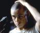 Tout le monde étant logé à la même enseigne à l"armée, Demi Moore est passée par la case "boule à zéro" pour  A armes égales  en 1998. Malheureusement, le film est un bide, de quoi en perdre ses cheveux ! 