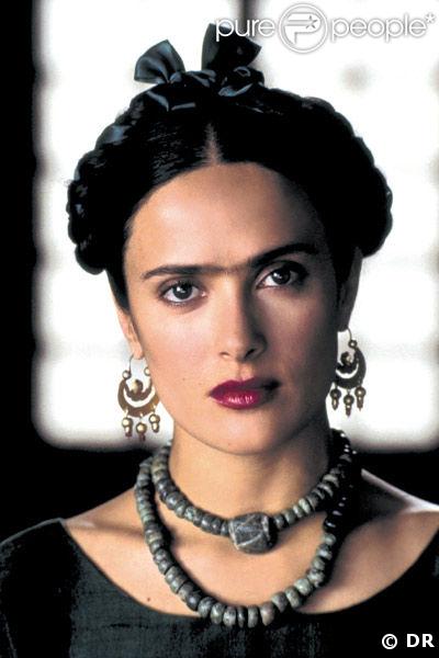 En 2003, la comédienne mexicaine a gardé ses sourcils suffisamment touffus pour qu'on puisse les accentuer durant le tournage de Frida. 
