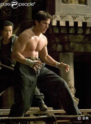 Quand Christian Bale endosse le costume de la chauve-souris dans Batman Begins la même année, il reprend tous ses kilos et rajoute près de 15 kg de muscle, une seule chose à dire : chapeau bas !