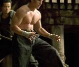 Quand Christian Bale endosse le costume de la chauve-souris dans Batman Begins la même année, il reprend tous ses kilos et rajoute près de 15 kg de muscle, une seule chose à dire : chapeau bas ! 