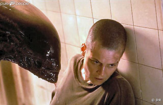 Sigourney Weaver avait tout rasé pour Alien 3 (1992), ça ne rigole pas dans le milieu carcéral intergalactique ! A la ville, la comédienne devait porter une perruque car sa nouvelle coupe ne plaisait pas à sa fille.