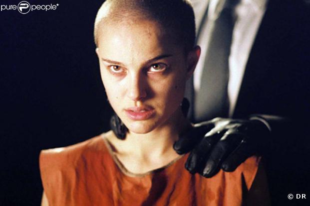 Dans  V pour vendetta , Natalie Portman a tout fait tomber pour être crédible dans ce film d'anticipation de 2006.