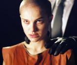 Dans  V pour vendetta , Natalie Portman a tout fait tomber pour être crédible dans ce film d'anticipation de 2006. 