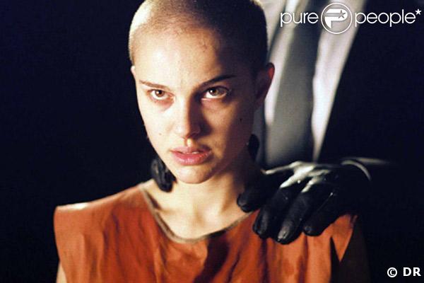 Dans  V pour vendetta , Natalie Portman a tout fait tomber pour être crédible dans ce film d'anticipation de 2006. 